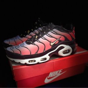 Brand new/never worn NIKE AIR MAX PLUS “sisterhood”
